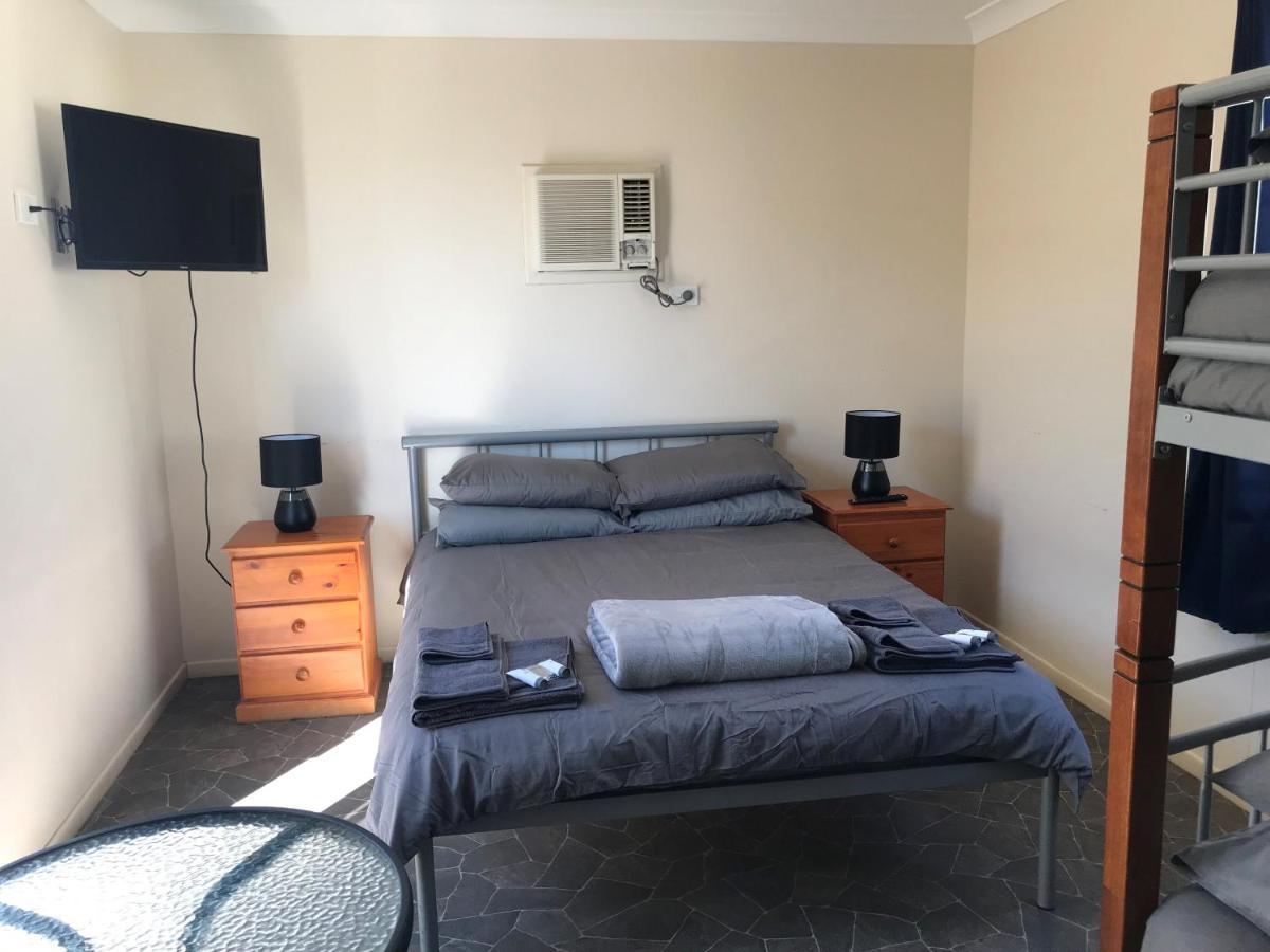 Australian Hotel Winton Budget Hotel Accommodation 外观 照片